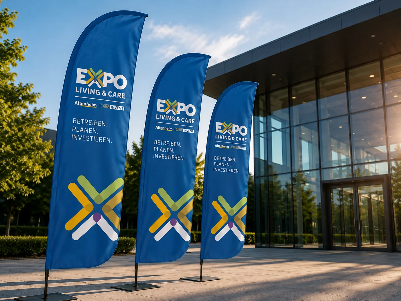 EXPO LIVING & CARE — Beachflags vor dem Veranstaltungsgebäude