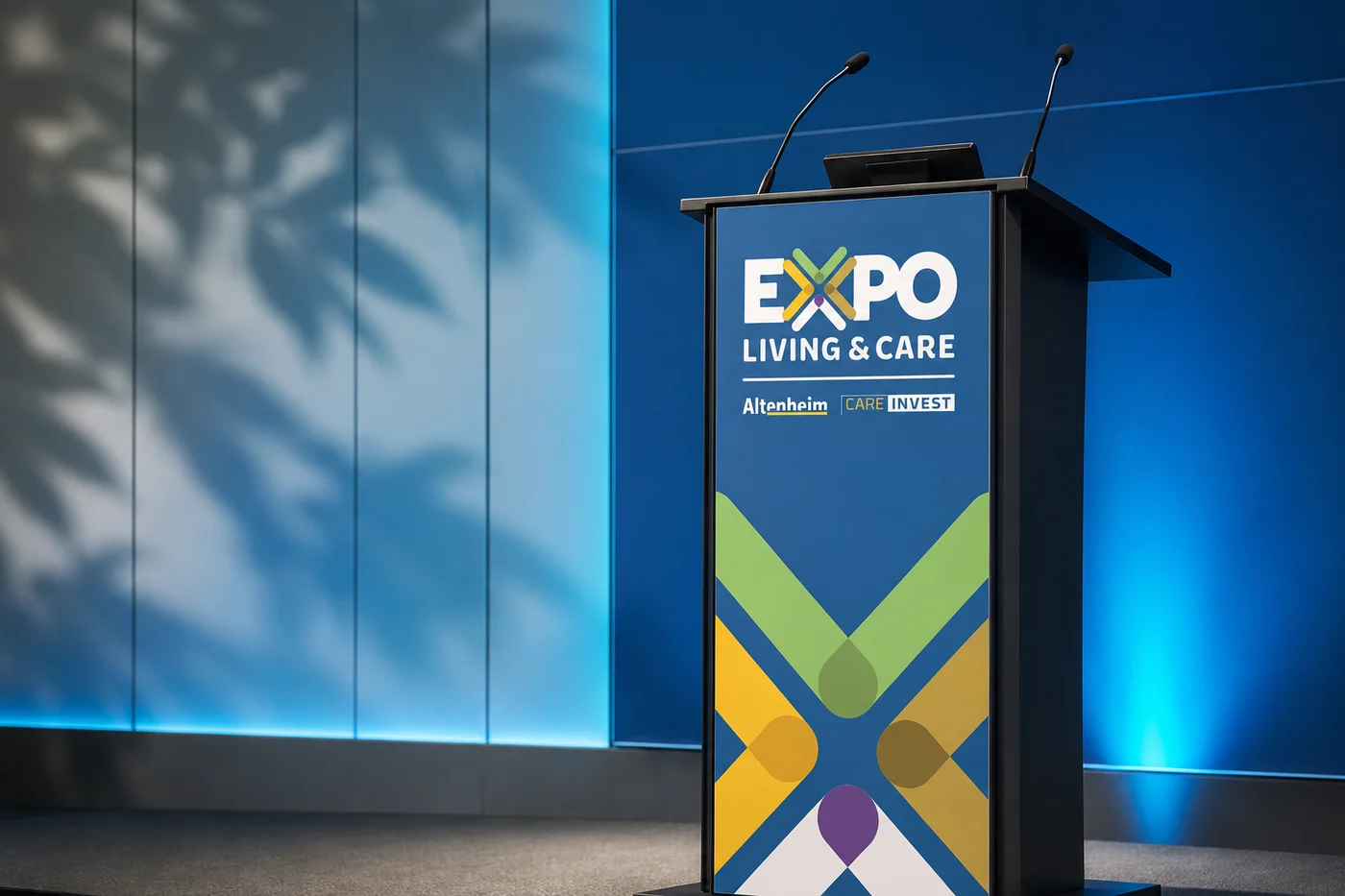 EXPO LIVING & CARE — Rednerpult mit Veranstaltungsbranding