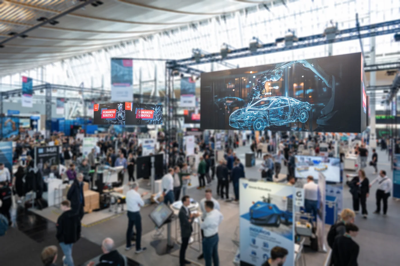 Hannover Messe — KI-gestützte Bildwelt auf der Hallen-LED-Fläche